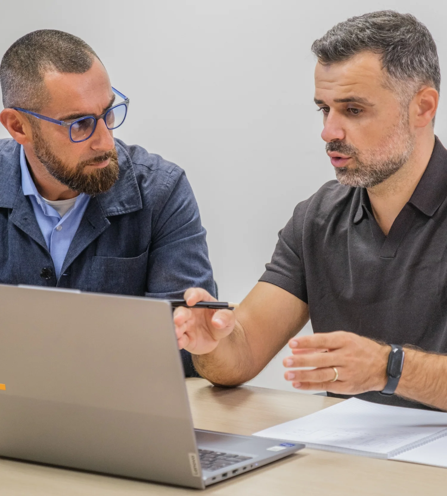 consulenti fanno analisi logistica